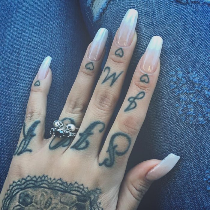 Тату на пальцах рук