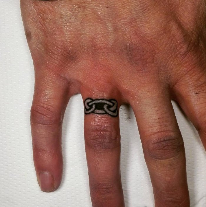 Маленькие тату на пальцах мужские