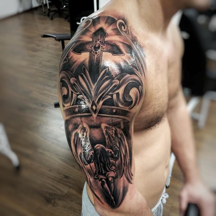 Тату на плече