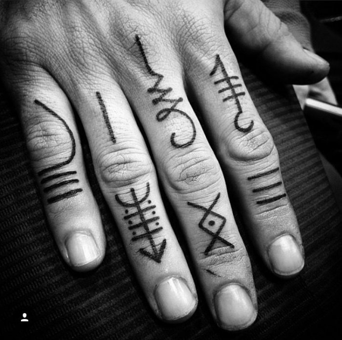 Тату на пальцах рук