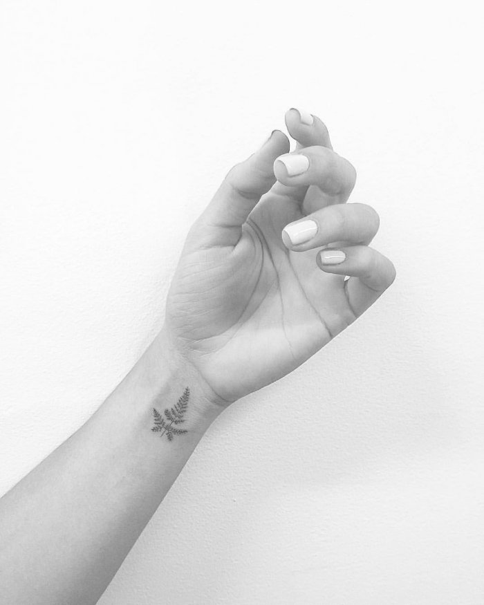 Маленькие тату для девушек эскизы