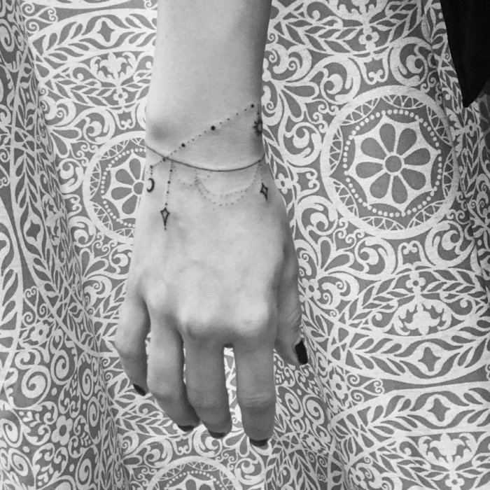 Эскизы маленьких татуировок для девушек