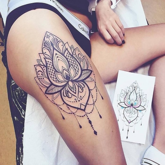 Тату цветы на бедре