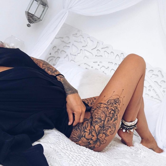 Тату на бедре