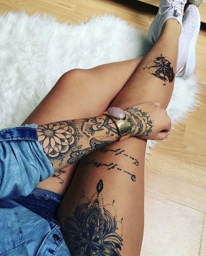 Тату на бедре