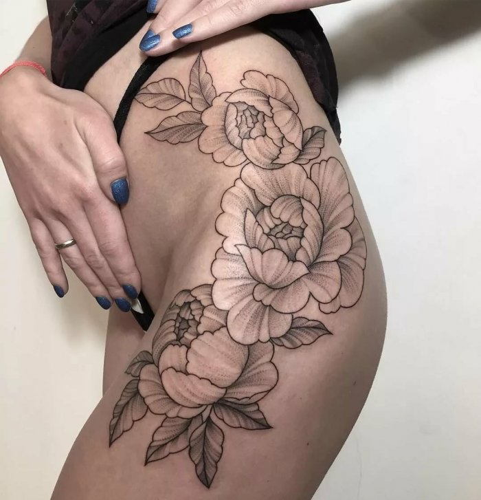 Тату цветы на бедре