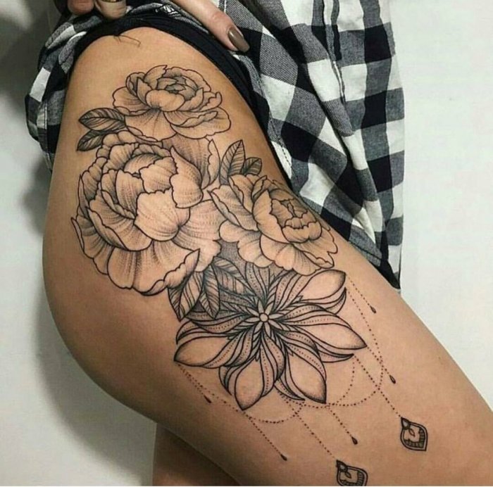 Тату на бедре