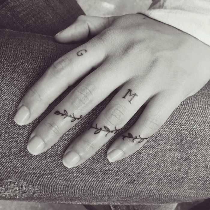 Татуировка натаальцах