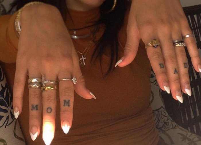 Татуировки на пальцах для девушек