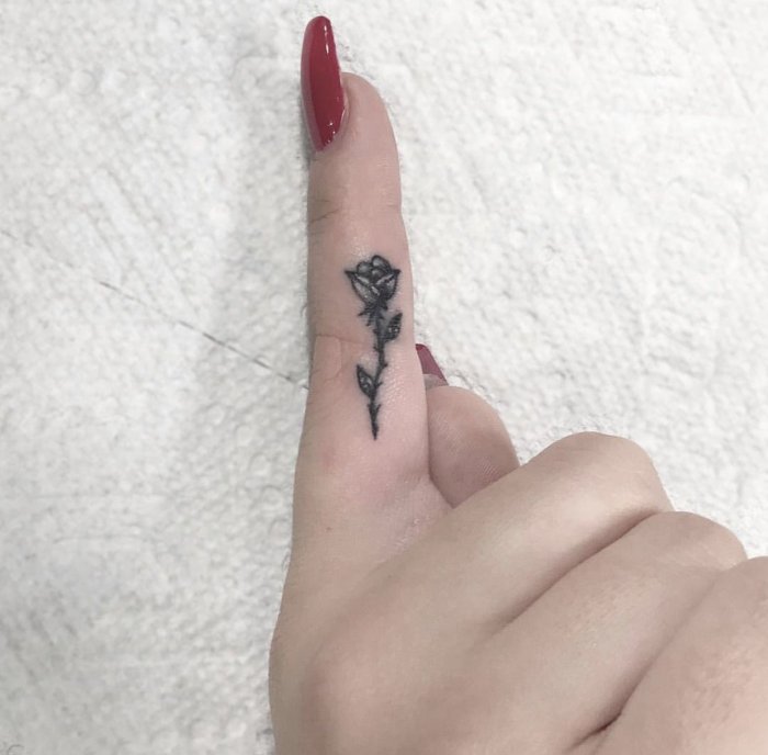 Тату на пальцах рук