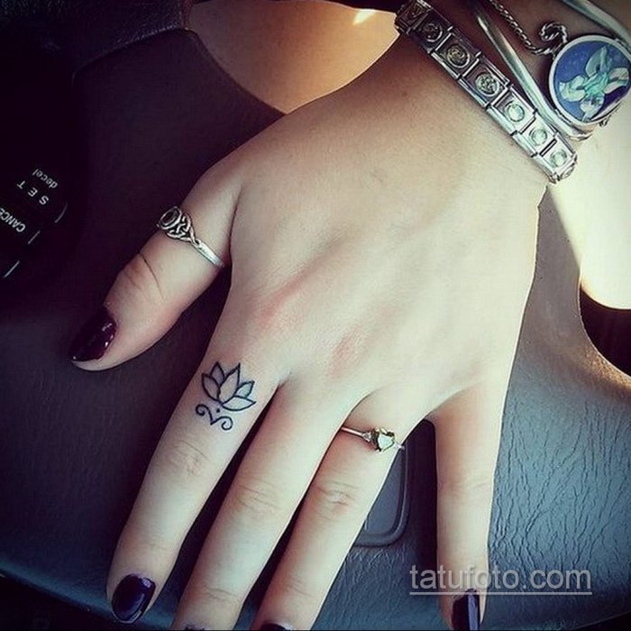 Тату на пальце для девушек