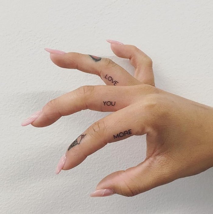 Тату на пальцах женские