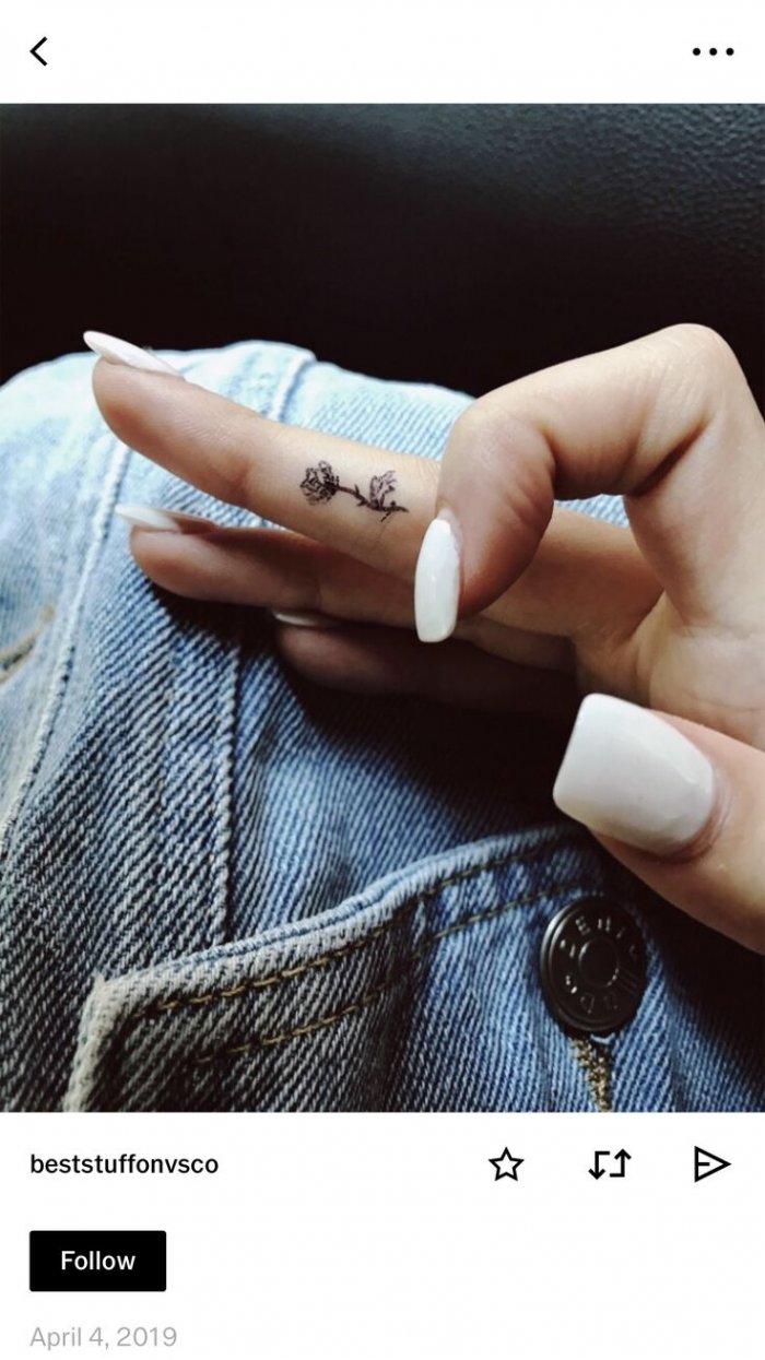 Тату между пальцев