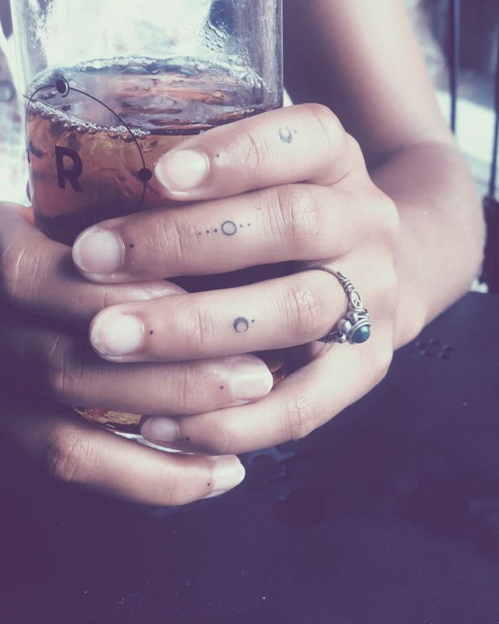 Тату на пальцах рук