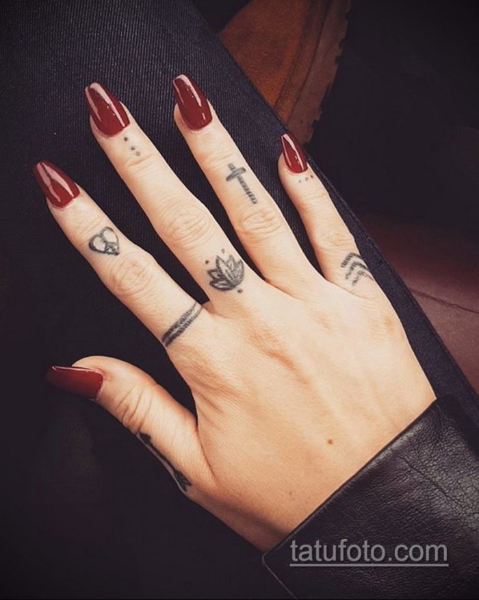 Женские тату на пальцах рук