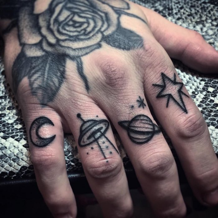 Тату на пальцах рук для мужчин