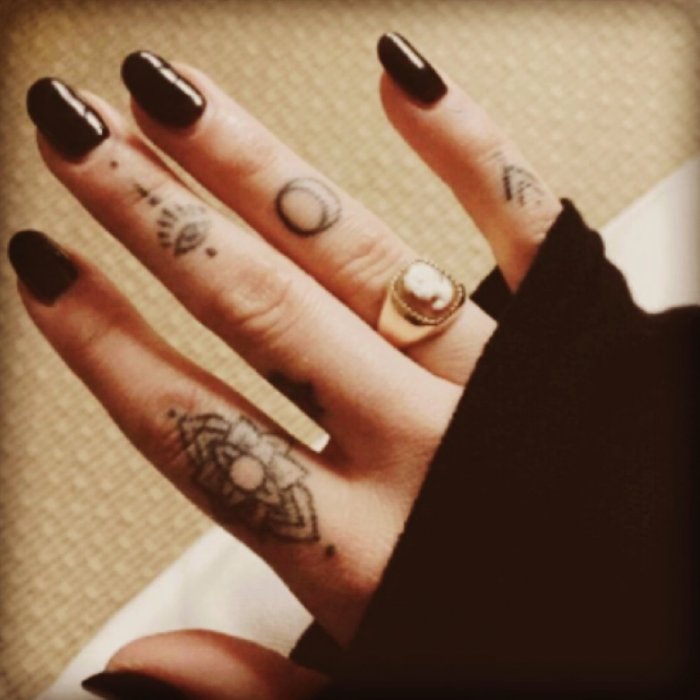 Тату на пальцах