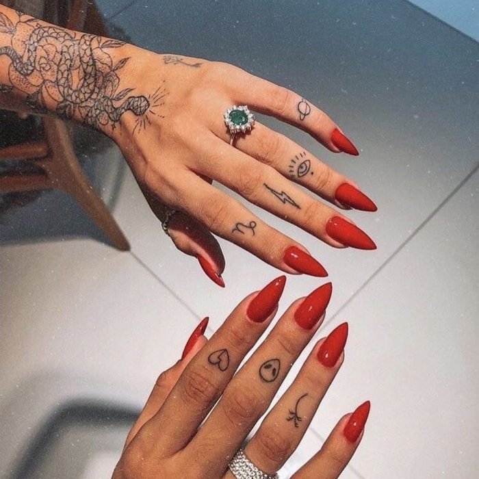 Тату на пальцах рук