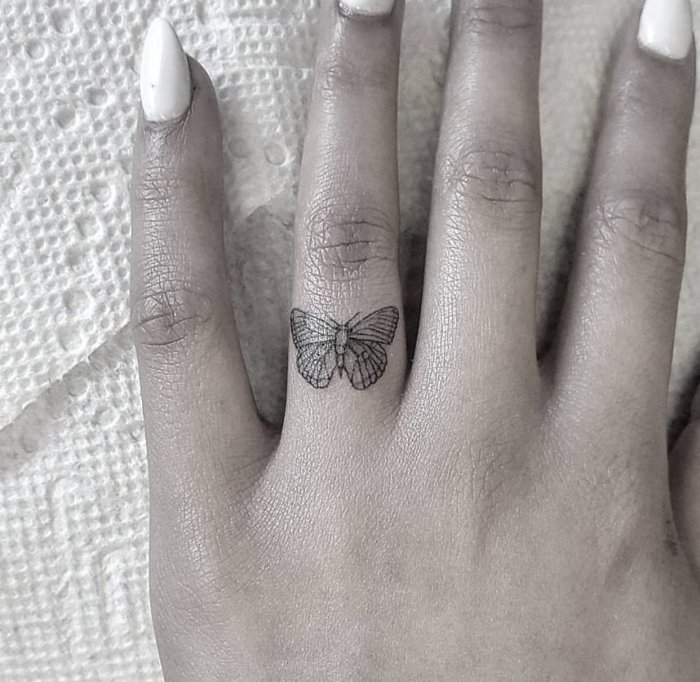 Татуировка натаальцах