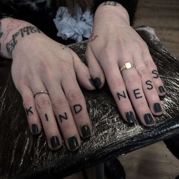 Тату на пальце для девушек