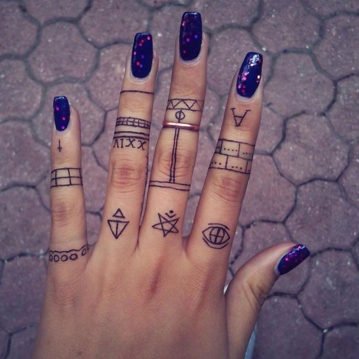 Тату на пальцах рук