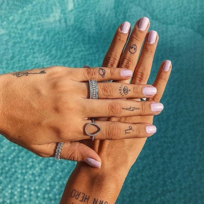 Тату на пальце для девушек