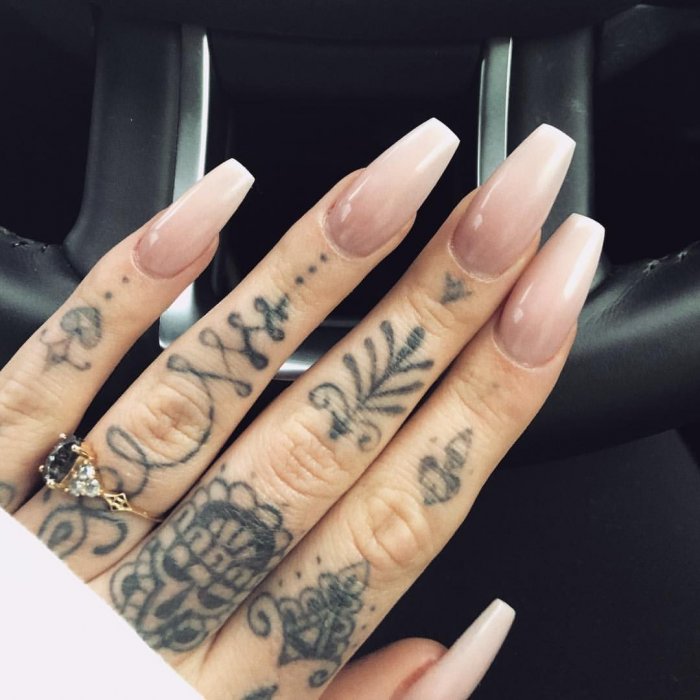 Тату на пальце для девушек