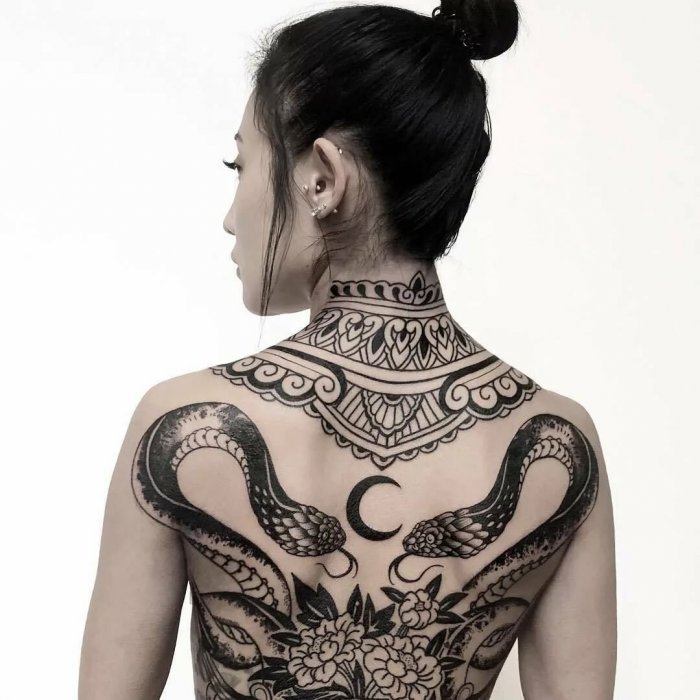 Тату на шее для девушек