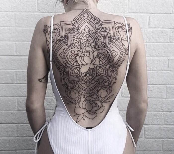 Тату на спине женские