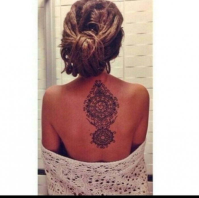 Тату на спине женские