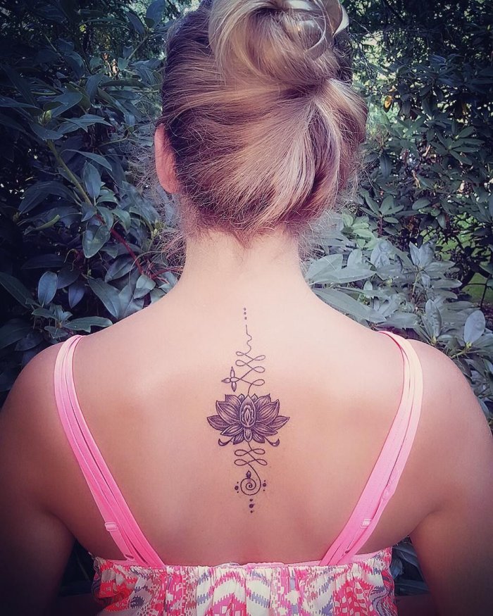 Тату на спине женские