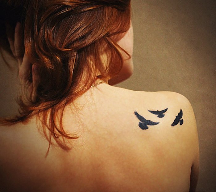 Тату на спине женские