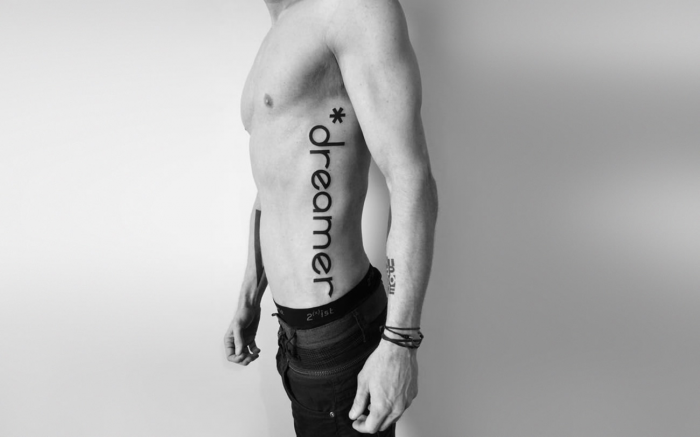 Тату на прессе