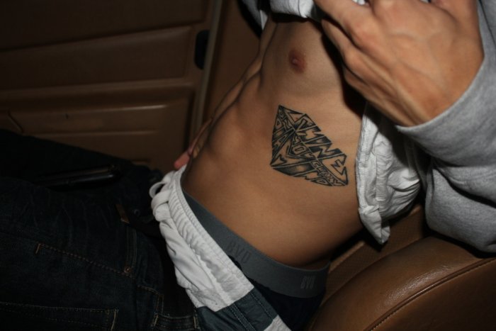 Тату на рёбрах у мужчин