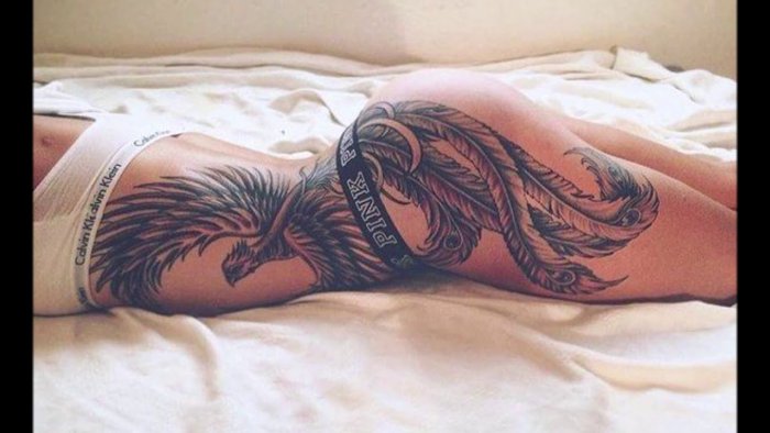 Татуировка на боку у девушки