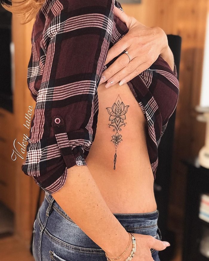 Тату на боку