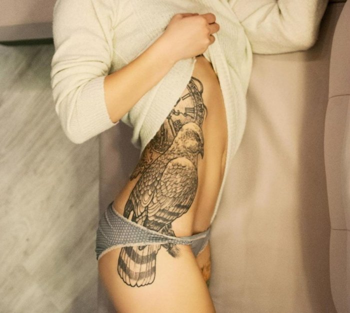 Тату на ребрах у девушек