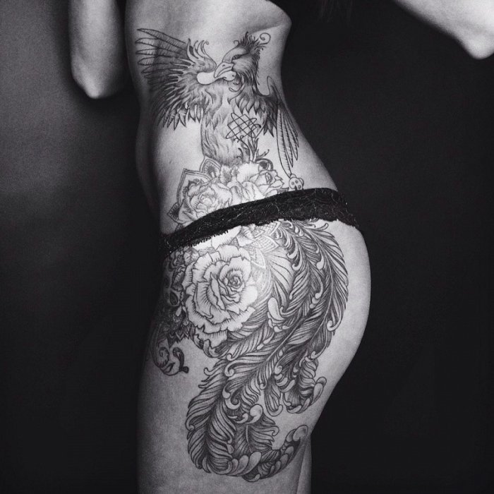 Тату на боку