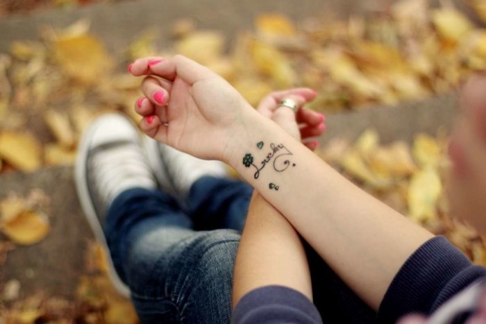 Тату на запястье для девушек