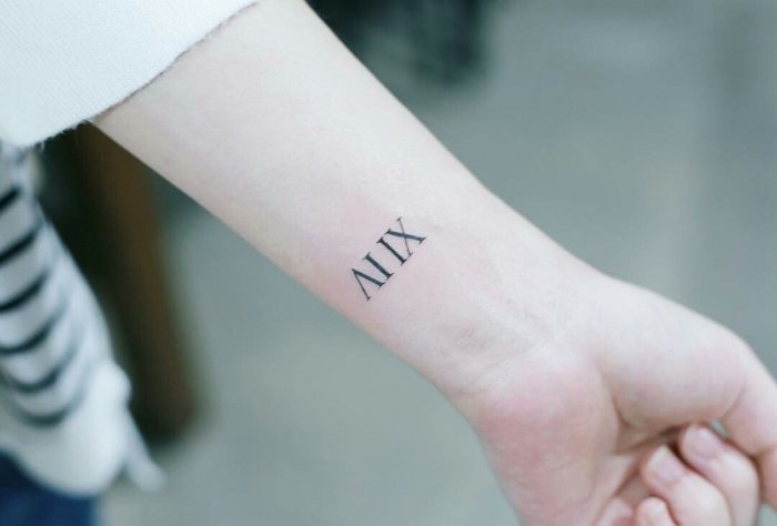 Тату на руке для девушек надписи