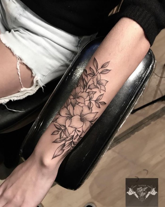 Тату нож на предплечье