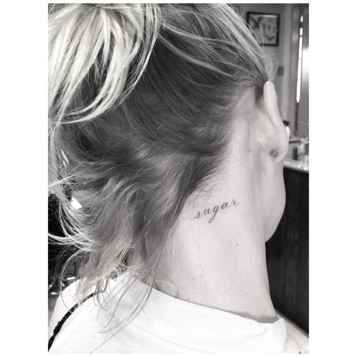 Красивые женские тату на шее