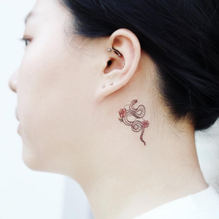 Тату на спине женские