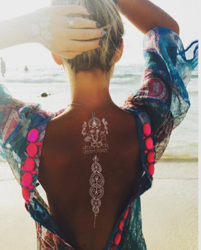 Тату на шее для девушек