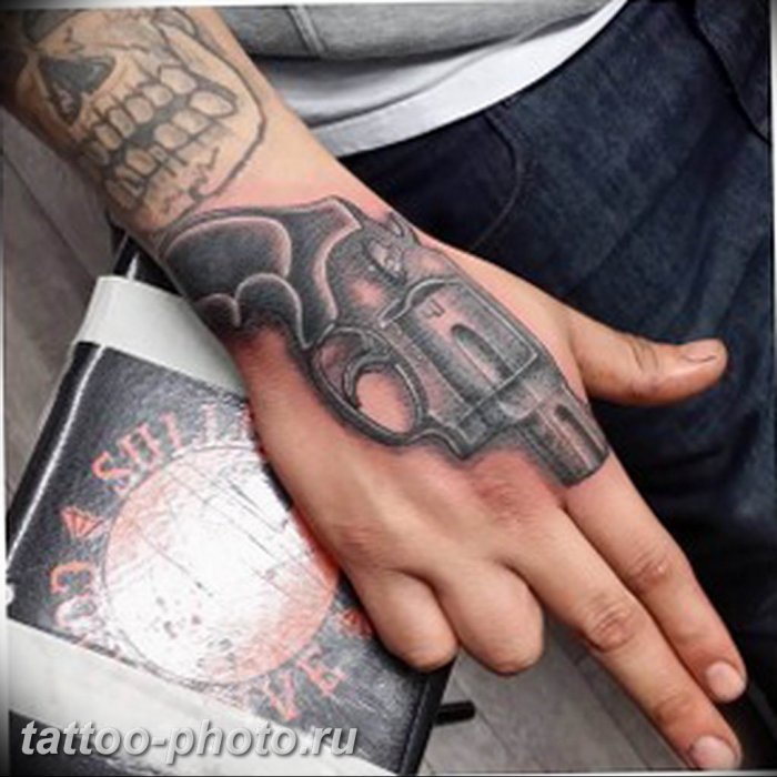 Татуировки на тыльной стороне ладони