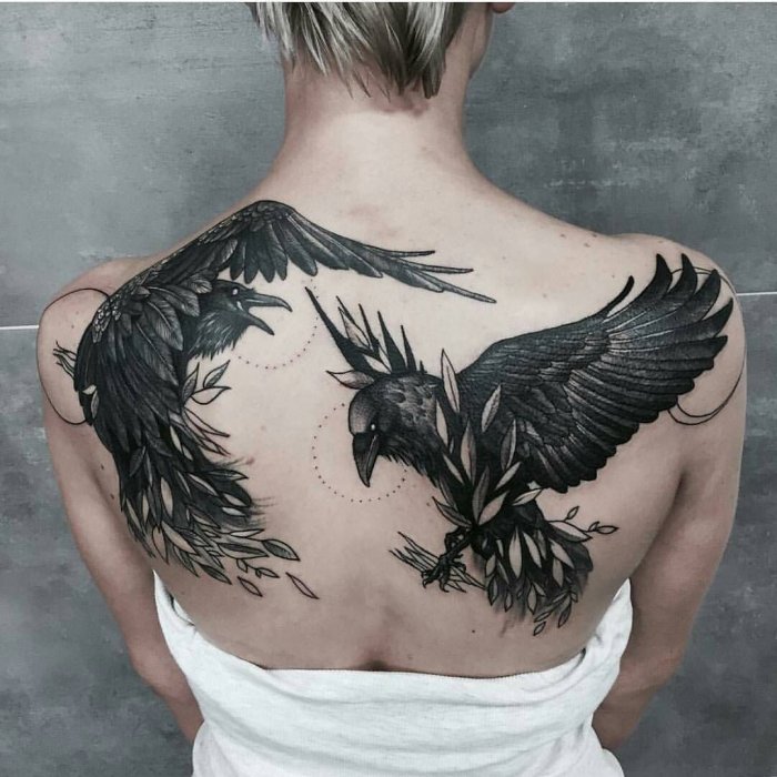 Тату быка на лопатке