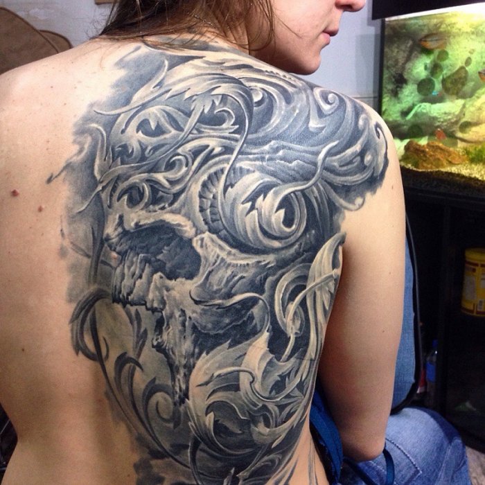 Тату волка на лопатке