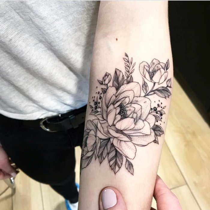 Тату цветы на руке для девушек