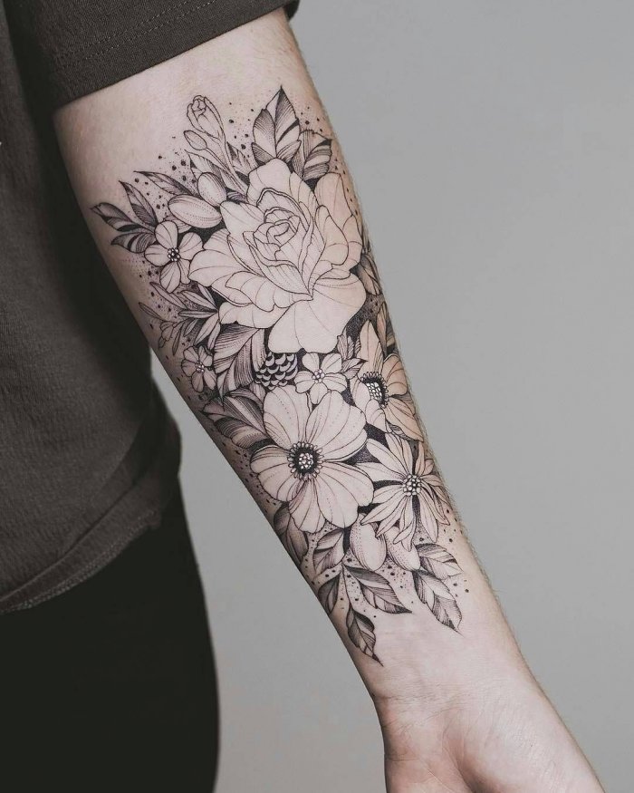Тату на руке женские цветы