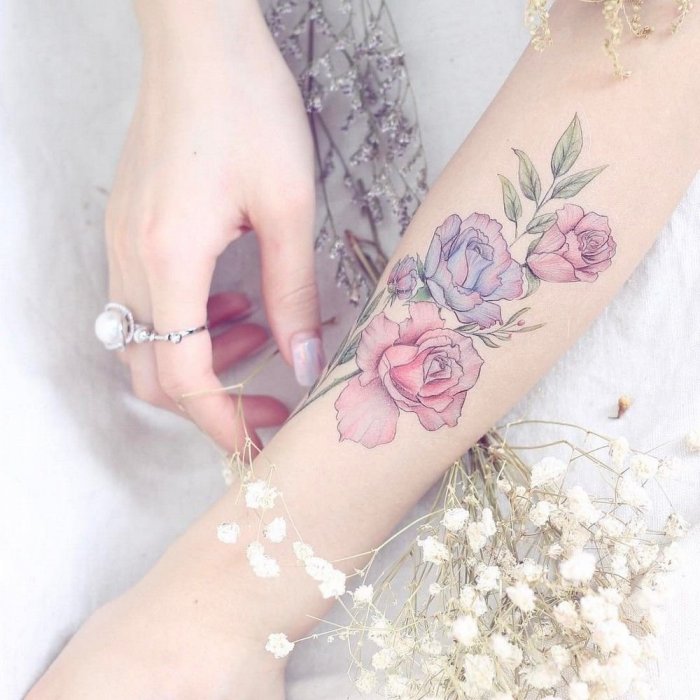 Тату цветы на руке для девушек